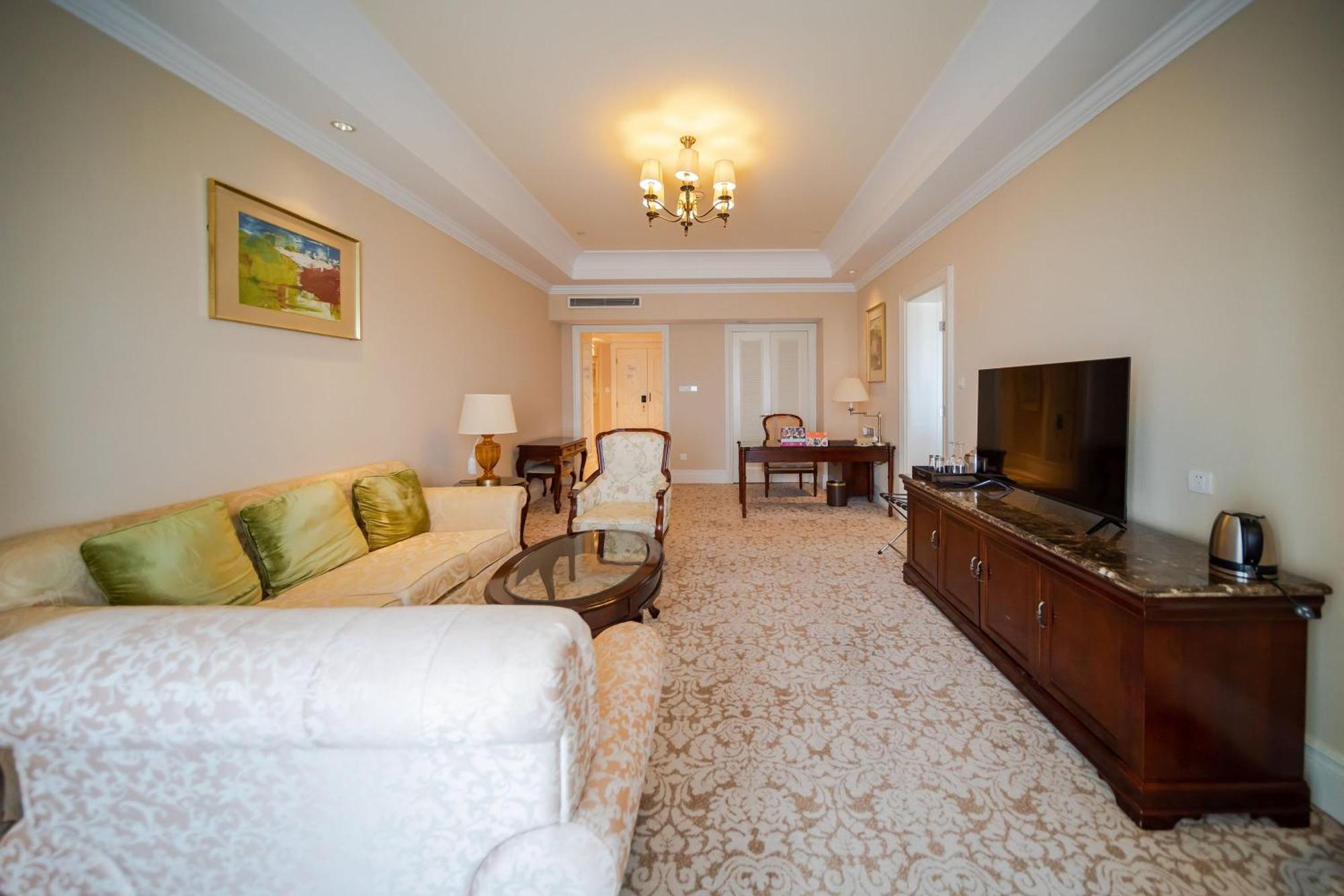 Crowne Plaza Ocean Spring Resort By Ihg Jimo Exteriör bild